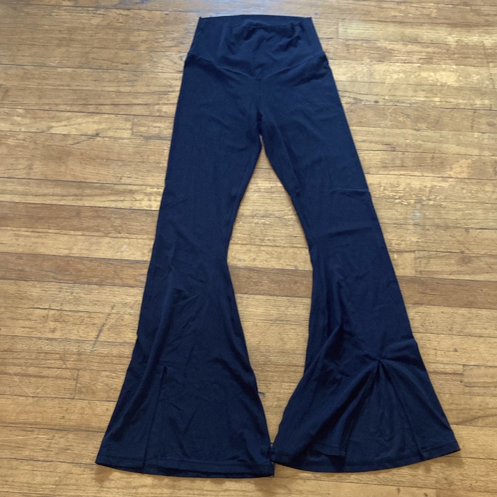Aerie offline Medium black bell bottom leggings excellent condition